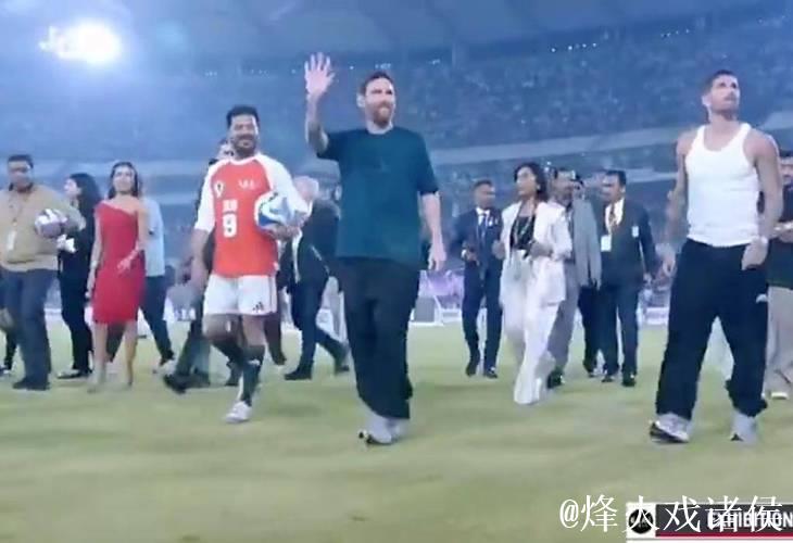 印度行活动中印度官员两次传球都偏得离谱,梅西亲自捡球 印度行活动中印度官员两次传球都偏得离谱,梅西亲自捡球