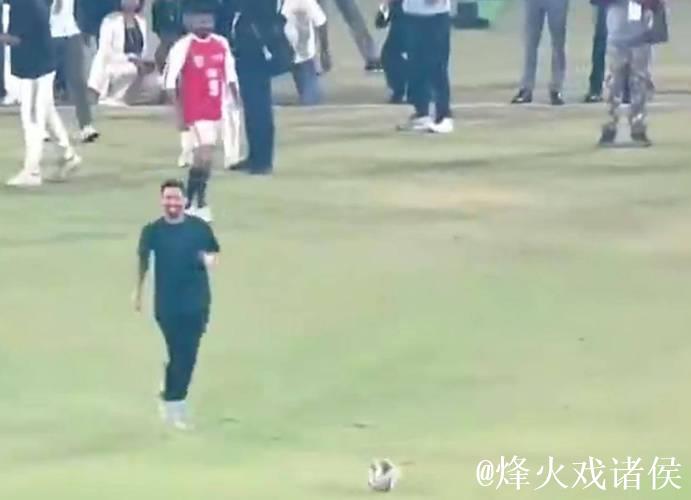 印度行活动中印度官员两次传球都偏得离谱,梅西亲自捡球 印度行活动中印度官员两次传球都偏得离谱,梅西亲自捡球