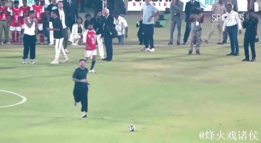 印度行活动中印度官员两次传球都偏得离谱,梅西亲自捡球 印度行活动中印度官员两次传球都偏得离谱,梅西亲自捡球